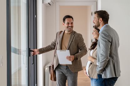 Foto: Drei Personen in Wohnung