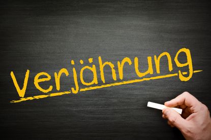 © Marco2811 - stock.adobe.com Foto: Verjährung auf Tafel geschrieben